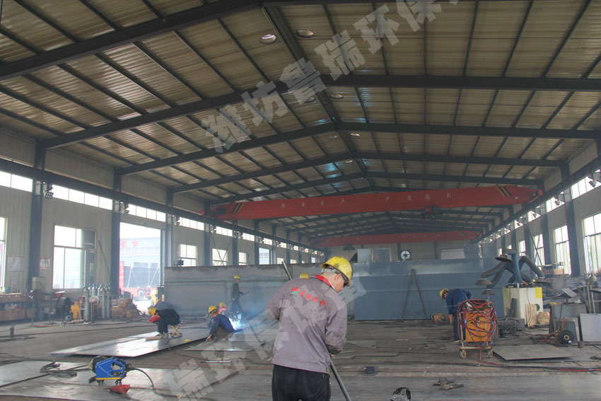 地埋式污水處理設(shè)備車(chē)間加工現(xiàn)場(chǎng)一角